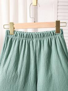 SHEIN Mirajuku 3 Stücke Tween Jungen strukturierte vertikale gestreifte Kurzarm Hemd und passende Lässig Shorts Set, Mischgewebe, weich und atmungsaktiv. Das Hemd hat ein mehrfarbiges vertikales Streifendesign mit kleinem Kragen und kurzen Ärmeln; die Shorts haben einen Gummibund. Lässig und urlaubsinspirierter Stil, geeignet für den täglichen Gebrauch, Vorschule, Strandausflüge usw. Kann als Set oder einzeln getragen werden, um ein sonniges und energiegeladenes Kinderoutfit, ein modisches Outfit für den Schulanfang zu schaffen. - Grün - Übersicht 6