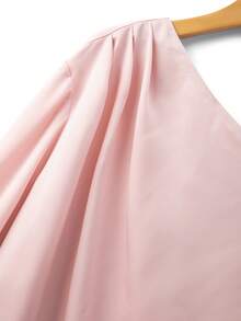 GlowEve CURVE 大码缎面面料不对称肩部褶裥长袖修身衬衫，优雅适合外出、通勤、约会、聚会、下午茶和晚间活动。 - 粉色 - 查看 8