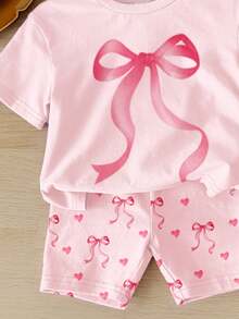 SHEIN 一套浅粉色简约可爱女童爱心蝴蝶结印花短袖圆领T恤和修身骑行短裤，适合春夏日常、居家、上学穿着。 - 彩色 - 查看 5