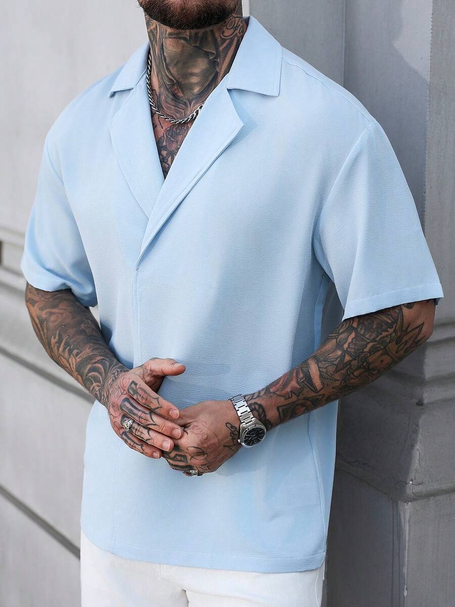 Manfinity CasualCool 男士淺藍色夏季休閒度假短袖領襯衫,極簡純色正裝襯衫,適合海灘婚禮,邁阿密風情,老錢風 - 藍色 - 查看 1