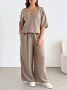 SHEIN Essnce 大码女装春夏时尚休闲宽松舒适日常基础款显瘦V领短袖露脐上衣和阔腿裤卡其色两件套，夏季服装，裤装套装，度假装 - 卡其色 - 查看 7