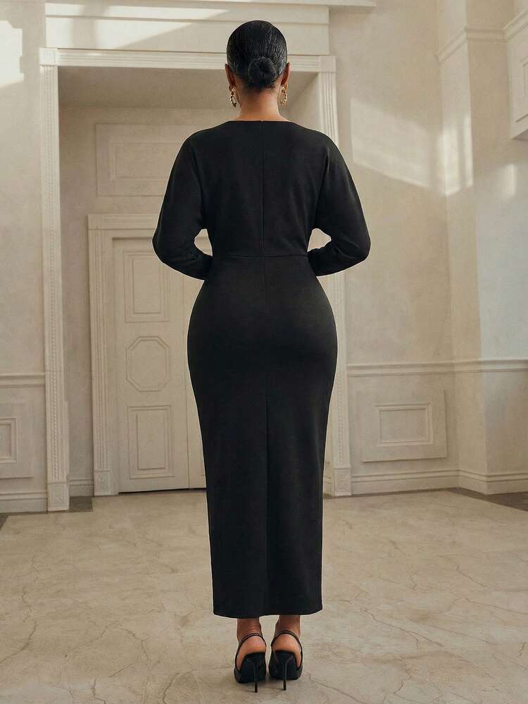 Vestido preto minimalista feminino com ombros à mostra, decote em V profundo cruzado, mangas morcego, cintura franzida e detalhes em botões de pérola sintética. Ideal para primavera/verão.