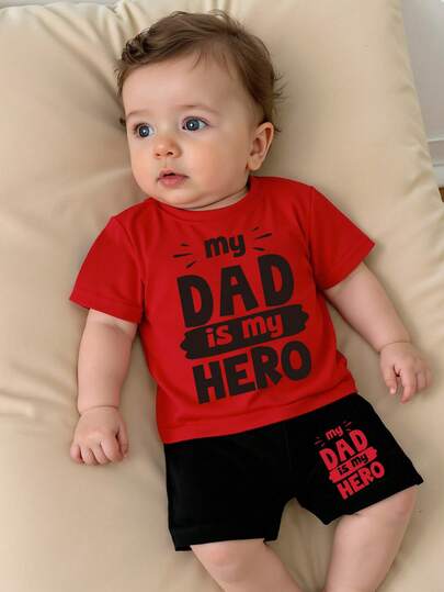 Conjunto de camiseta y pantalones cortos casuales de estilo gráfico con lema y letra para bebés niños en primavera y verano, con diseño fresco, lindo y simple, cómodo para uso diario, estilos veraniegos acogedores adecuados para conjuntos de bebé niño en primavera y verano