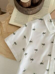 SHEIN LMoss Kids Conjunto de 2 piezas de camisa con estampado de árbol de coco de dibujos animados y pantalones cortos de cintura elástica de unicolor para niño pequeño - Multicolor - Ver 4