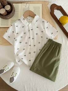 SHEIN LMoss Kids Conjunto de 2 piezas de camisa con estampado de árbol de coco de dibujos animados y pantalones cortos de cintura elástica de unicolor para niño pequeño - Multicolor - Ver 3
