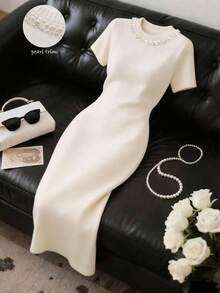 Ellegaria. 新款白色针织连衣裙，圆领珍珠饰边，短袖，修身包臀廓形。竖条纹罗纹针织纹理，高弹力，亲肤舒适，无束缚感。纯白色散发着温柔、精致的优雅气质。适合约会、通勤、下午茶等各种场合。精致的珍珠饰边更添优雅气质。修身廓形凸显曲线，罗纹纹理增添触感趣味。适合春夏穿着。 - 杏色 - 查看 8