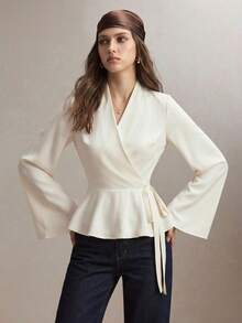 BizChic 2026春夏新款奶油黄不对称剪裁不对称翻领裹身式连体衬衫，侧边系带荷叶边下摆，时尚简约设计，优雅百搭，适合派对和通勤场合。