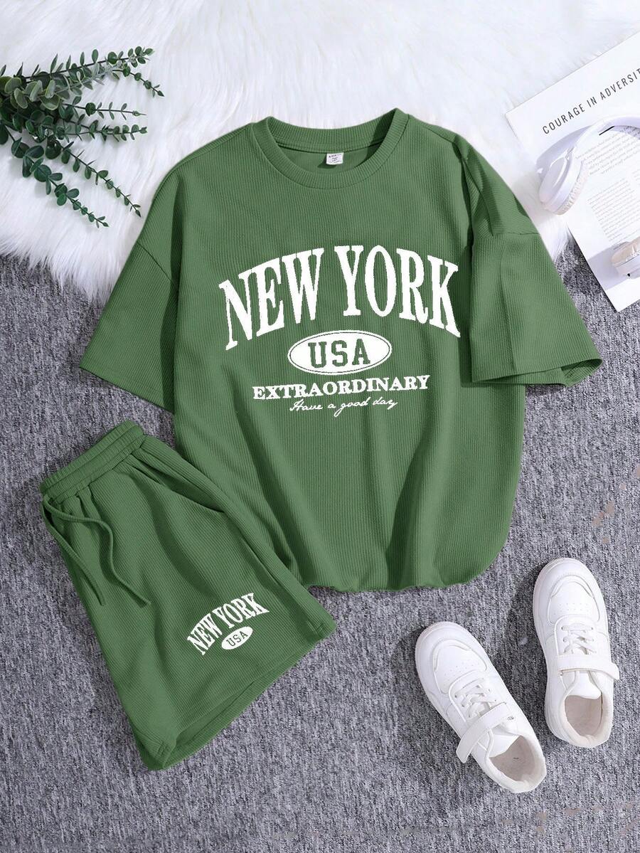 SHEIN Bộ 2 món đồ dệt kim thường ngày in họa tiết tiếng Anh dành cho nữ tuổi teen, áo thun và quần short rộng rãi. - màu xanh lá - Xem 1