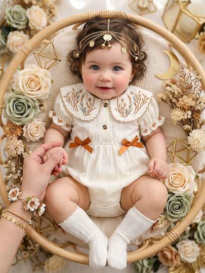 SHEIN 女婴白色短袖连体衣，刺绣领口和袖口，蝴蝶结装饰，可爱休闲夏季服装，适合居家休闲穿着