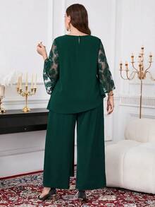 Reflora Bộ đồ 2 món thanh lịch dành cho nữ cỡ lớn: Áo tay lửng phối lưới tương phản, eo nhún và quần ống rộng. - Màu xanh lá cây đậm - Xem 2