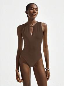 Maija 女士白色夏季套装，圆领前PU扣装饰镂空细节无袖简约时尚性感休闲沙滩度假连体衣 - 棕色 - 查看 7