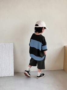 SHEIN 两件套男童时尚休闲百搭舒适套装，拼接撞色圆领T恤搭配宽松工装短裤，适合春夏穿着，日常穿着、运动、郊游、上学、聚会、度假、拍照等场合。 - 霧霾藍 - 查看 6