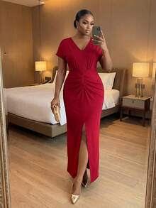 SHEIN Lady 大码女式V领短袖褶皱开衩下摆修身优雅连衣裙 - 紅色 - 查看 2