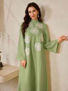 Al Najma 女士优雅阿拉伯风格连衣裙，饰有贴花，立领和喇叭袖 - 綠色 - 查看 1