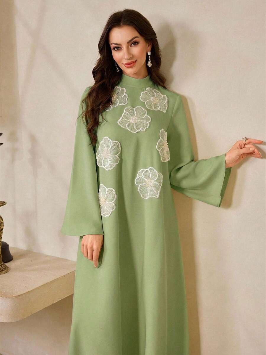 Al Najma 女士优雅阿拉伯风格连衣裙，饰有贴花，立领和喇叭袖 - 綠色 - 查看 1