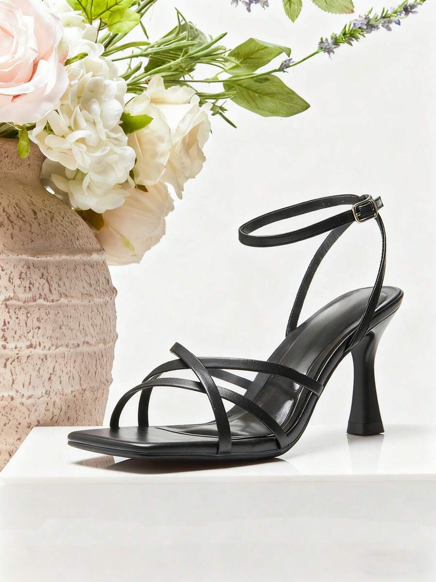 SHUZIA #UrbanMuse 女士方头雕花鞋跟带软垫PU黑色高跟凉鞋——简约、时尚、优雅 - 黑色 - 查看 1