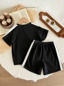 SHEIN Little Byeori Bộ đồ 2 món phong cách Hàn Quốc thường ngày dành cho bé trai, gồm áo thun ngắn tay in hình bông tuyết và quần short cạp chun màu trơn, thích hợp cho mùa tựu trường, sinh nhật, tiệc mừng em bé, tiệc lễ hội, mùa xuân/hè. - Xám - Xem 3