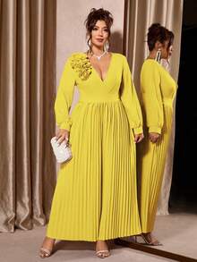Mono holgado elegante de talla grande para mujer con cuello en V cruzado, cintura estilizada, bordado floral tridimensional y pliegues - Amarillo - Ver 3