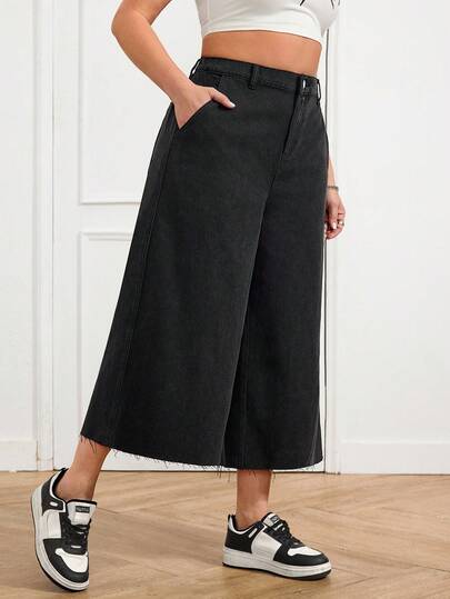 SHEIN CURVE+ Pantalones vaqueros de talle alto con bolsillos, pierna ancha, sueltos, de longitud 7/8, para mujer de talla grande, ideales para primavera-verano, carnaval, ir al trabajo, vacaciones, graduación, estilo Y2K, fiesta, boda, elegante y casual. Pantalones vaqueros de talle alto, pierna ancha, con bajo deshilachado, de mezclilla negra casual, de longitud cropped, minimalistas, cómodos para ir al trabajo, elegantes y de moda para el Día de la Mujer.