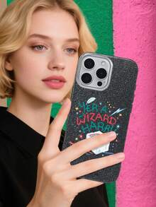 HARRY POTTER X SHEIN 1 pezzo Custodia morbida e protettiva a copertura totale, stile carino e giocoso, con grandi aperture, anti-polvere e resistente all'acqua, compatibile con iPhone 16/15/14/13/12/11/Pro/Pro Max/X/XR/XS/XS Max/7/8/Plus, motivo torta di compleanno di Harry Potter e la Pietra Filosofale, regalo perfetto per fidanzato, amici, familiari, fratelli, colleghi, fratello minore, coppie, compagni di classe, insegnanti e te stesso (regali di compleanno/vacanza) - nero - Visualizzare 6