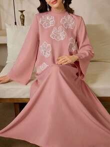 Al Najma 女士优雅阿拉伯风格连衣裙，饰有贴花，立领，喇叭袖 - 粉色 - 查看 3