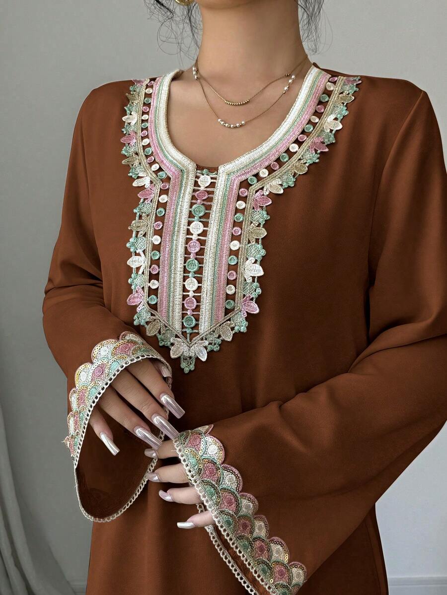 Al Najma 女士优雅阿拉伯风格V领长袖连衣裙，饰有贴花 - 卡其色 - 查看 1