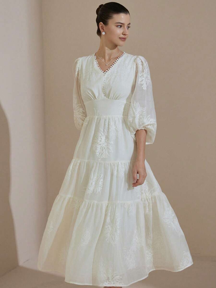 Aveloria Rosie Đầm nghỉ dưỡng sang trọng, thanh lịch, tinh tế, thêu họa tiết cầu kỳ, cổ chữ V, phối ren, tay phồng, ôm eo, dáng chữ A nhiều lớp. - Màu be - Xem 1