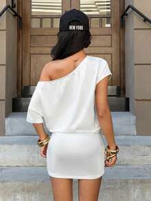 Muchica Vestido mini ajustado con estampado de letras blancas y hombro asimétrico para mujeres - Blanco - Ver 2