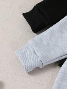 SHEIN Vintaside Kids 男婴圆领长袖纯色连体衣三件套，黑色、白色和灰色可选，时尚简约，图案设计搭配优雅纯色，宽松版型适合不同体型。三件套包含一件连体衣上衣和三条无腰带长裤，适合多种场合：户外玩耍轻松自在；居家休闲舒适；运动时灵活自如。 - 彩色 - 查看 6