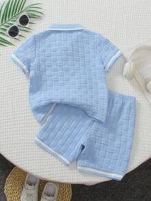 Souflis Souflis 2 piezas Conjunto informal de estilo escolar para niño pequeño, camisa polo de manga corta con textura tejida ligera en azul claro y pantalones cortos a juego, textura tejida refinada + cuello y puños con ribete blanco + 2 botones blancos, corte minimalista de tela cómoda, conjunto a juego adecuado para uso diario, actividades al aire libre o salidas familiares, conjunto esencial de verano para niños de 4 a 7 años - Celeste - Ver 2