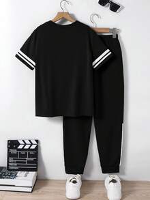 SHEIN Camiseta con gráfico de números y pantalón de chándal con ribete de rayas para niño preadolescente - Negro - Ver 2