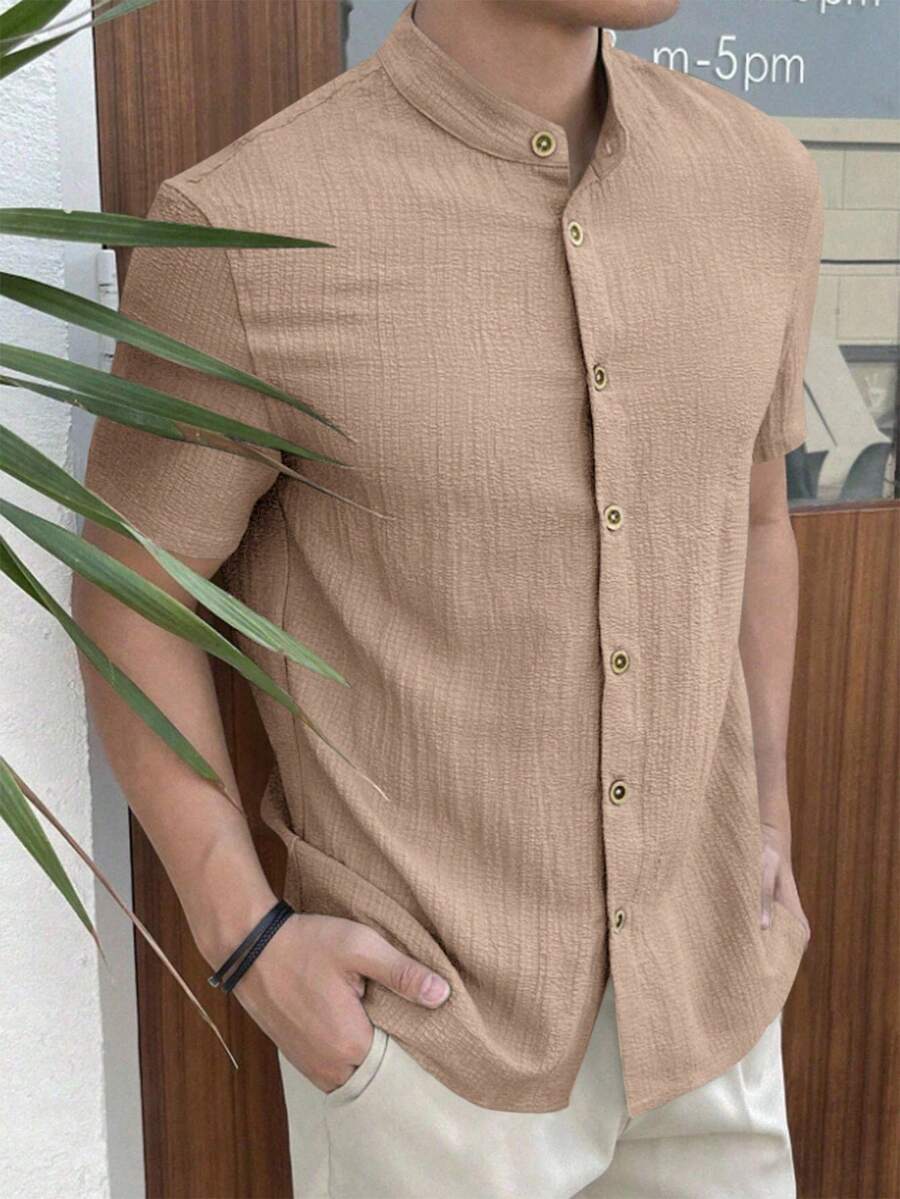 SHEIN 青少年男童纯色单排扣短袖纹理休闲衬衫，舒适时尚，适合夏季穿着，可用于休闲、上学、旅行和海滩度假等场合。 - 杏色 - 查看 1