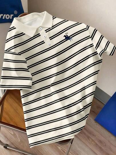 Manfinity Joysei Randig pikétröja för män, svartvit t-shirt med liten hästlogotyp och kortärmad krage, amerikansk casualtröja