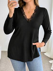 SHEIN Essnce 大码女装春夏时尚优雅弹力舒适日常百搭修身蕾丝边V领长袖黑色高开衩T恤，春季服装，简约风格，曲线上衣 - 黑色 - 查看 1
