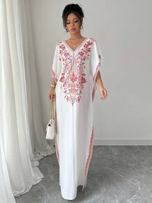 Rafferiza Gaun Maxi Kaftan Wanita Motif Tanaman Merah Sederhana dengan Leher V Dalam, Lengan Pendek Model Batwing, dan Detail Belahan Samping - Merah - View 5