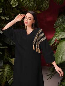 Al Najma Gaun Maxi Arab Model V-Neck Longgar dengan Lengan 3/4 dan Hiasan Rumbai Patchwork - Hitam - View 7