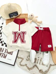 SHEIN Explorewe 2 pièces/set Jeune garçon Décontracté Sports Collège Chic Mignon Cool T-shirt à motif W + Short, Convient pour le port quotidien, l'école, les sorties, les sports, le printemps/l'été. Offre de multiples options d'assortiment pour les jeunes garçons, augmentant la diversité des combinaisons vestimentaires. La conception d'ensemble est simple et généreuse, confortable et à la mode à porter. Les garçons portant cet ensemble de t-shirts se sentiront à l'aise et arboreront une image mode décontractée. Cet ensemble de tenues deviendra un choix pratique et élégant dans la garde-robe des jeunes garçons. - Multicolore - Voir 3