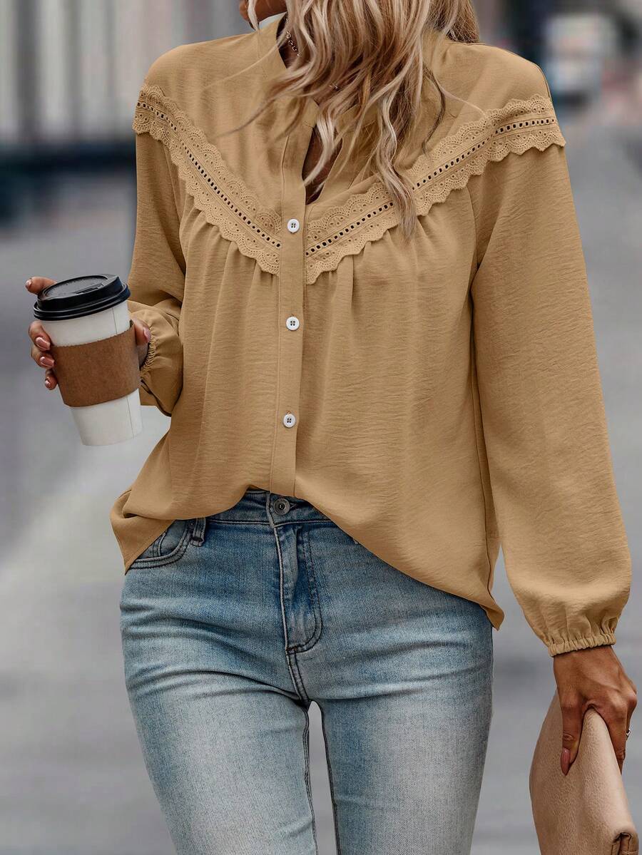 SHEIN LUNE Camisa casual de manga larga con botones y encaje de unicolor para tallas grandes - Caqui - Ver 1