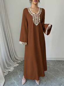 Al Najma 女士优雅阿拉伯风格V领长袖连衣裙，饰有贴花 - 卡其色 - 查看 4