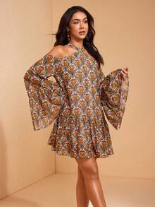 JIAN LASALA Vestido mini holgado de línea A con mangas largas acampanadas, cuello halter y hombros descubiertos, estampado total en gasa - Multicolor - Ver 6