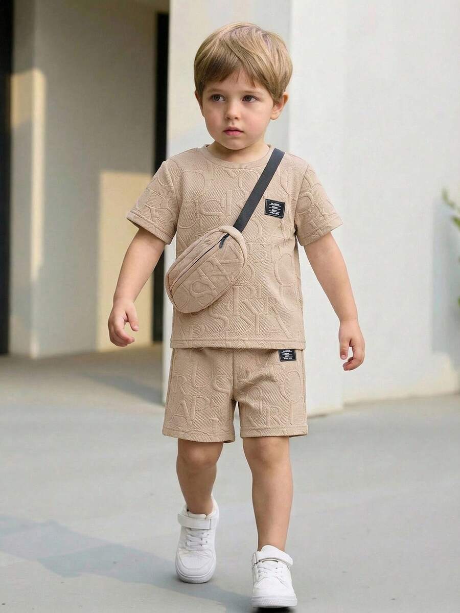 SHEIN Genkimix Kids 3件套幼儿男童套装:字母针织提花休闲短袖T恤、短裤和包包,适合日常休闲外出,春夏皆宜。 - 卡其色 - 查看 1