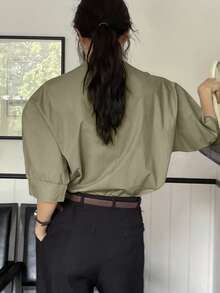 Dazy-Less 女士 V 领不对称门襟宽松简约设计中袖休闲衬衫商务休闲女式学院风上衣 - 橄欖綠 - 查看 4