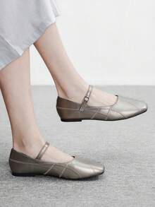 CUCCOO BIZCHIC 女士刺绣纽扣装饰方头平底乐福鞋 - 灰色 - 查看 1