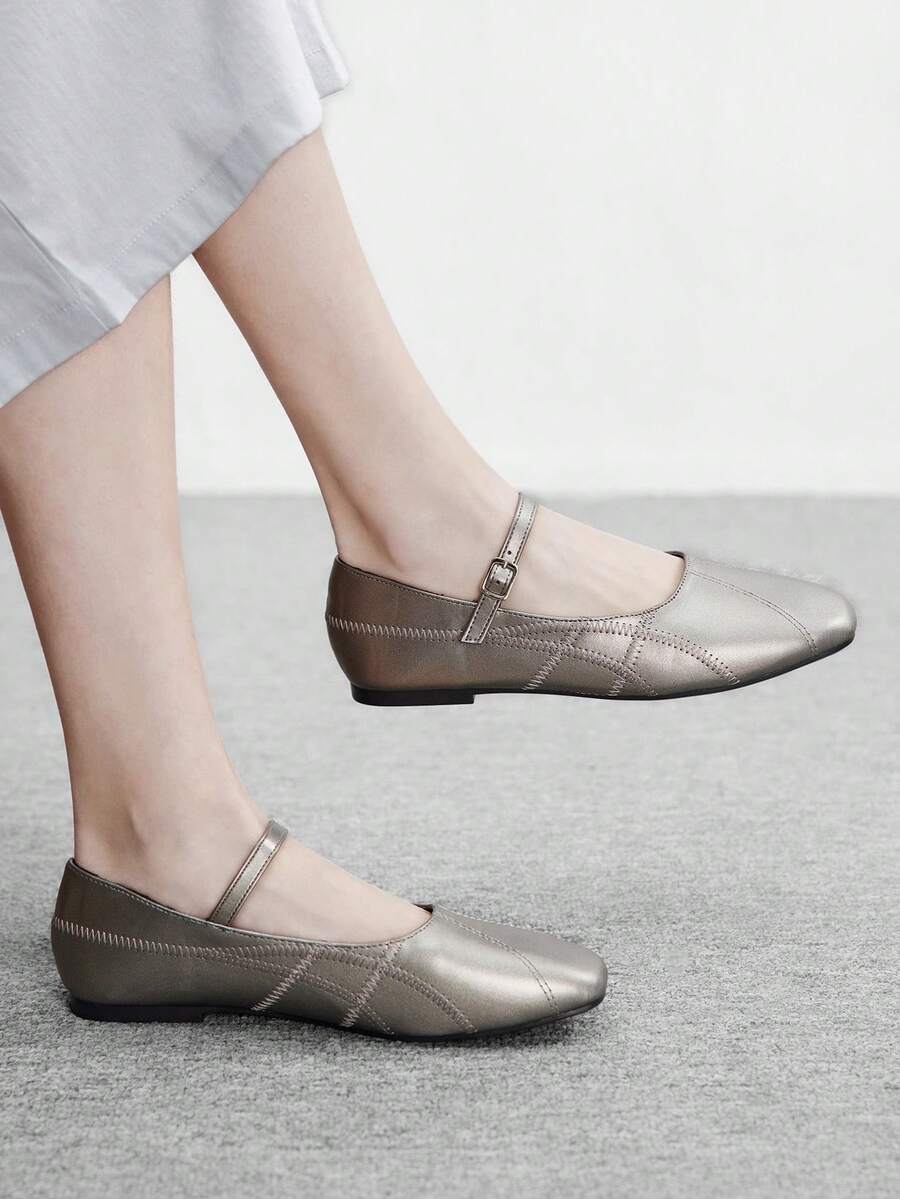 CUCCOO BIZCHIC 女士刺绣纽扣装饰方头平底乐福鞋 - 灰色 - 查看 1