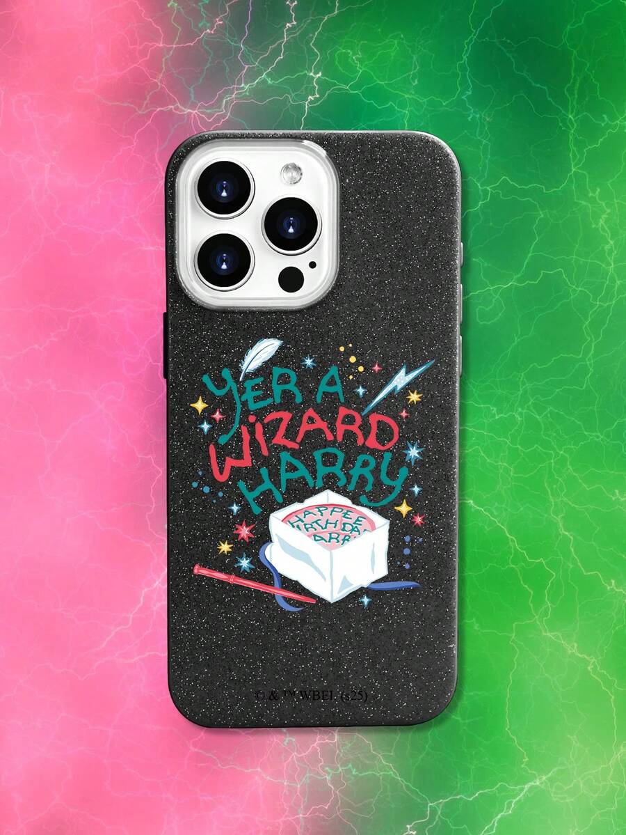 HARRY POTTER X SHEIN 1 pezzo Custodia morbida e protettiva a copertura totale, stile carino e giocoso, con grandi aperture, anti-polvere e resistente all'acqua, compatibile con iPhone 16/15/14/13/12/11/Pro/Pro Max/X/XR/XS/XS Max/7/8/Plus, motivo torta di compleanno di Harry Potter e la Pietra Filosofale, regalo perfetto per fidanzato, amici, familiari, fratelli, colleghi, fratello minore, coppie, compagni di classe, insegnanti e te stesso (regali di compleanno/vacanza) - nero - Visualizzare 1
