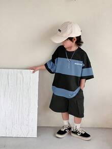 SHEIN 两件套男童时尚休闲百搭舒适套装，拼接撞色圆领T恤搭配宽松工装短裤，适合春夏穿着，日常穿着、运动、郊游、上学、聚会、度假、拍照等场合。 - 霧霾藍 - 查看 5