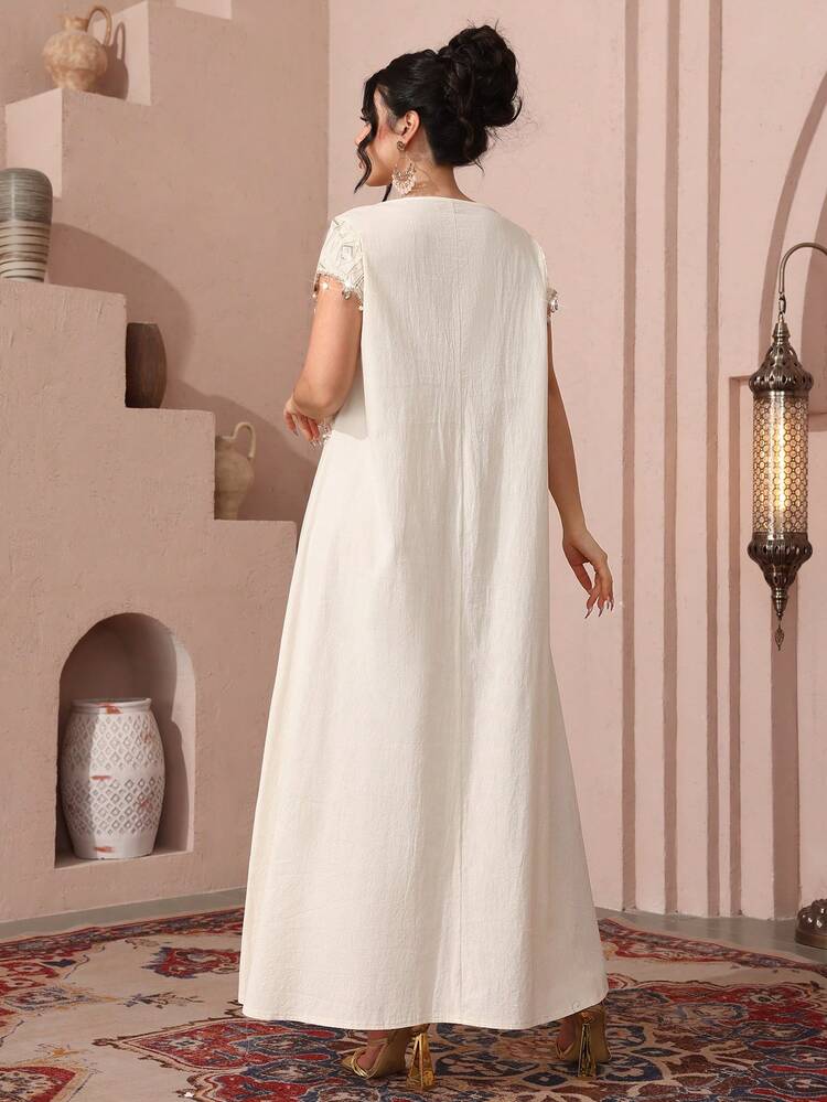 SHEIN Najma رمضان فستان نسائي بياقة مستديرة وأكمام قصيرة، مزين بالخرز والتطريز والتصميم العربي المميز، بذيل متسع - لون مشمشي - مشاهدة 2