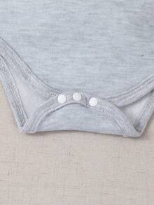 SHEIN Vintaside Kids 男婴圆领长袖纯色连体衣三件套，黑色、白色和灰色可选，时尚简约，图案设计搭配优雅纯色，宽松版型适合不同体型。三件套包含一件连体衣上衣和三条无腰带长裤，适合多种场合：户外玩耍轻松自在；居家休闲舒适；运动时灵活自如。 - 彩色 - 查看 5