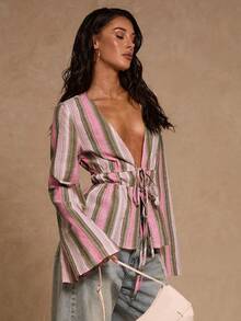 SHEIN Glamour 这款时尚青春的彩色条纹编织深V领喇叭袖衬衫,饰有抽绳蝴蝶结,适合春、夏、秋季穿着,也适合海滩度假等场合,休闲优雅,是理想的休闲度假装。它还可以作为条纹外套、长袖女式衬衫、粉色条纹衬衫、棉质衬衫、裹身式上衣、系带衬衫、条纹衬衫、收腰上衣、长袖上衣和前系带上衣穿着。 - 粉色 - 查看 5