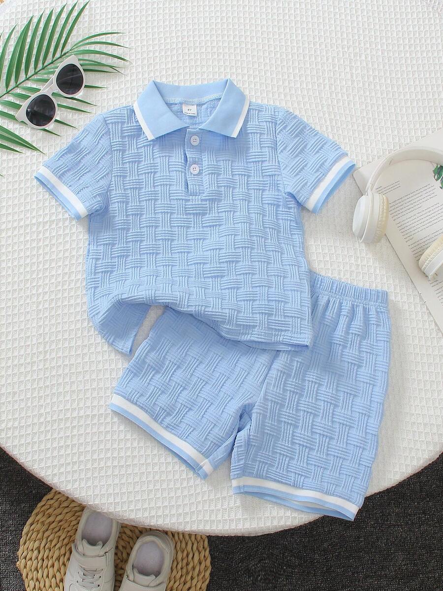 Souflis Souflis 2 piezas Conjunto informal de estilo escolar para niño pequeño, camisa polo de manga corta con textura tejida ligera en azul claro y pantalones cortos a juego, textura tejida refinada + cuello y puños con ribete blanco + 2 botones blancos, corte minimalista de tela cómoda, conjunto a juego adecuado para uso diario, actividades al aire libre o salidas familiares, conjunto esencial de verano para niños de 4 a 7 años - Celeste - Ver 1
